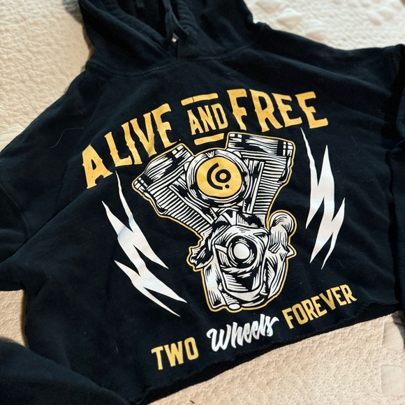 Alive and Free Co cropped hoodie - Picture 2 of 3